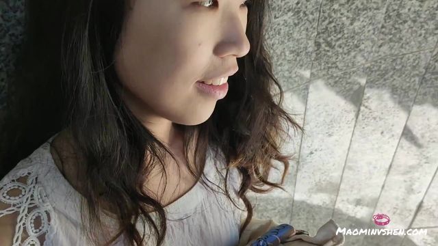 屄毛旺盛的华裔留学生在户外尝试我们的新玩具遥控跳蛋让她在街上高潮
