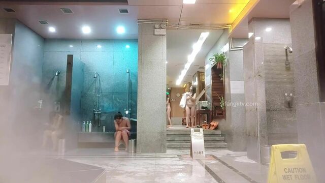 澡堂子内部员工偷窥多位年轻的少妇洗澡泡汤